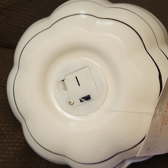 CERAMIC LIGHT UP PUMPKIN 🎃 - Picture 12 of 16